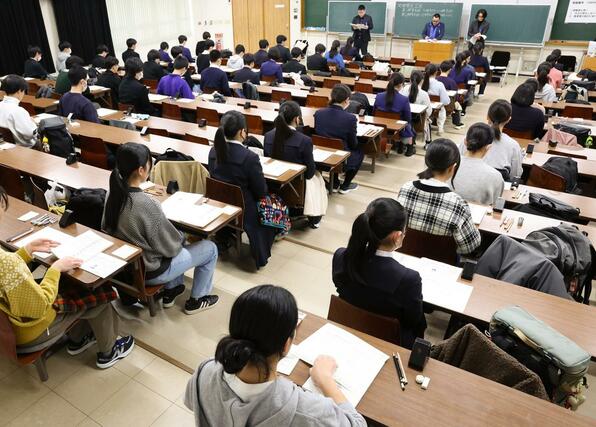 大学入学共通テストの会場。試験監督者による注意事項の説明を聞き、試験開始を待つ受験生＝１７日、長岡技術科学大学