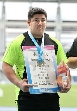 成年男子砲丸投げで優勝した渡辺豹冴（新潟医福大）＝滋賀県彦根市