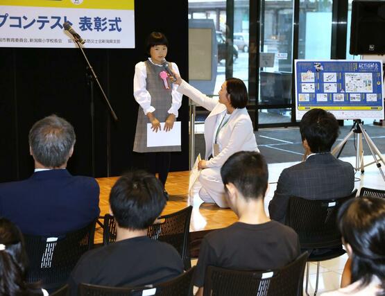 最優秀賞の県知事賞に選ばれた両津小３年の栗山粋さん＝新潟市中央区