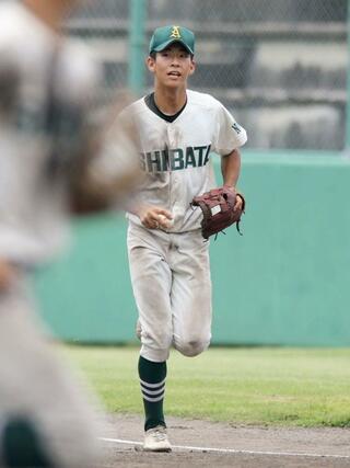 小千谷－新発田農　１年生ながら先発出場した長谷川楓が最後の打者の飛球を捕球。ウイニングボールを手に整列へ向かう＝新発田市五十公野運動公園野球場