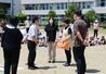 保育園児から高齢者まで幅広い世代が参加した合同の避難訓練＝燕市の粟生津小