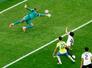 　日本―ブラジル　試合終了間際、ブラジルのマルチネリ（下左）に決勝ゴールを決められるＧＫ鈴木彩＝ヒューストン（共同）