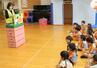 交通安全がテーマの紙芝居に耳を傾ける園児＝妙高市