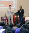 中学生に熱く語る難波章浩さん(右)とプロレスラーのSANADA選手