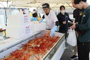 海の恵みを堪能！佐渡市赤泊でカニフェスタ　特売には長蛇の列！カニ汁も振る舞われ、家族や友人同士でカニ黙々と味わう♪