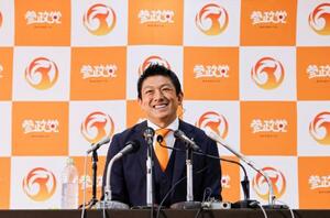 メディアのインタビューに答える参政党の神谷代表=20日午後9時23分、東京都新宿区