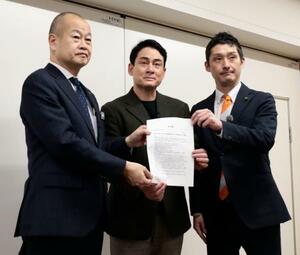 立ち入り検査を求める要望書を北海道の担当者に提出したアルピニストの野口健さん(中央)=24日午後、道庁