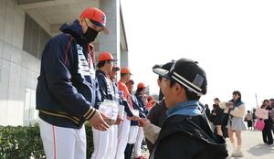 募金を呼びかける陽岱鋼選手(手前左)ら=4月5日、新潟市中央区のエコスタ
