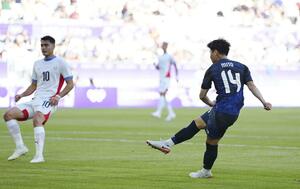 日本-パラグアイ 前半、先制ゴールを決める三戸(右)=ボルドー(共同)