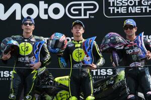 　オランダＧＰのモトＧＰクラスで初優勝した小椋藍（中央）＝アッセン（ＡＰ＝共同）