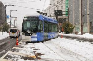 　脱線した「万葉線」の路面電車＝２４日午後、富山県高岡市