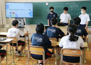 災害への備えや避難方法などについて発表する大島中学校の2年生=新潟県三条市大島