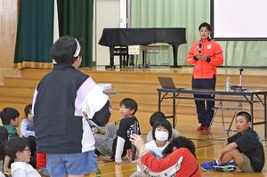 青葉台小の児童の質問に答える古野慧選手＝１４日、長岡市青葉台４