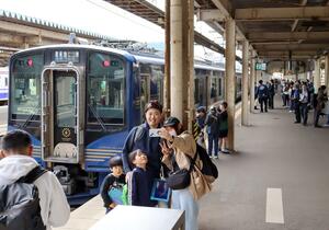 開業10周年記念号が乗り入れ、鉄道ファンや家族連れでにぎわった直江津駅=3日、上越市