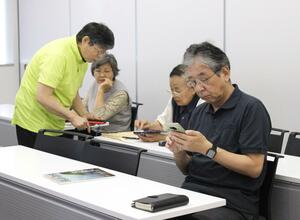 スマホで漢字の音韻などを検索する方法を学ぶ参加者＝三条市元町