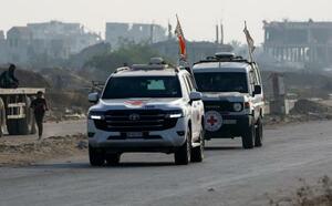 遺体を運ぶ赤十字の車=9日、ガザ地区デールバラハ(ロイター=共同)