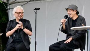 西田敏行さんをしのぶイベントで対談する宮藤官九郎さん(右)と箭内道彦さん=13日午後、福島県郡山市
