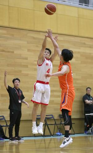 新潟－長野　果敢に攻める新潟の主将、川原央也（左）＝金沢市