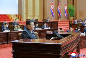 20、21両日に開かれた北朝鮮の最高人民会議に臨む金正恩朝鮮労働党総書記(手前)=平壌(朝鮮中央通信=共同)