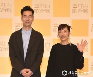 『第76回NHK紅白歌合戦』出場歌手発表会見に登壇したハンバート ハンバート(左から) 佐藤良成、佐野遊穂(C)ORICON NewS inc.