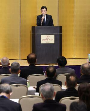 知事選で花角英世氏への全面支援を表明した自民党の西村康稔選対委員長＝２３日、新潟市中央区