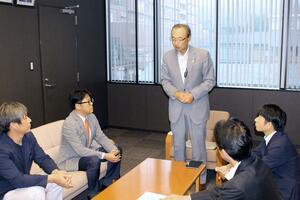 渡辺竜五市長と意見交換する経済団体のメンバー=29日、市役所