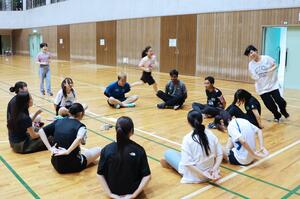 スポーツで交流を深めた高校生と留学生=8月14日、長岡市学校町1