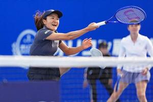 ダブルス準々決勝でプレーする青山修子(左)、クリスティナ・ブクサ組=有明テニスの森公園