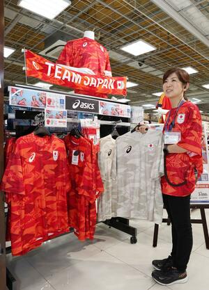 ゼビオスポーツエクスプレス新潟駅店に並ぶ、パリ五輪日本代表が着用するアイテムと同じ柄のTシャツとタオル=6月26日、新潟市中央区
