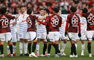 浦和-新潟 後半、両チームの選手に見送られ、交代する浦和・興梠(中央)=埼玉スタジアム