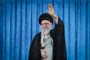 手を振るイラン最高指導者ハメネイ師=4日、テヘラン郊外(イラン最高指導者事務所提供・ロイター=共同)