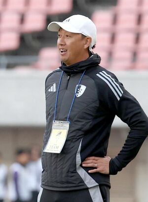 新潟明訓-開志学園JSC 選手を見守る新潟明訓の坂本和也監督=11月10日、デンカビッグスワン