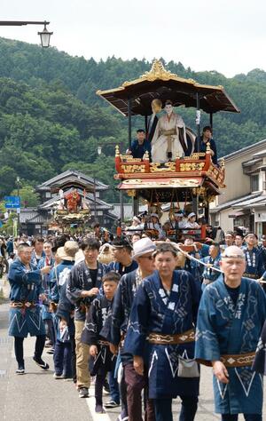 村上大祭の本祭りで練り歩く「おしゃぎり」。沿道は見物客でにぎわった=7日、村上市長井町