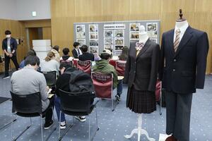 県内に拠点がある通信制高校が特色を紹介した合同相談会＝11月24日、新潟市中央区