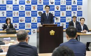 連続強盗の捜査会議で訓示する谷滋行刑事局長(中央)=8日、警察庁
