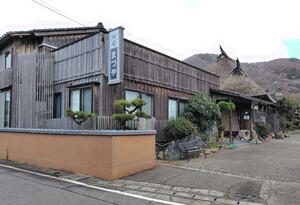 事業停止した旅館「まつや」＝１５日、長岡市寺泊野積