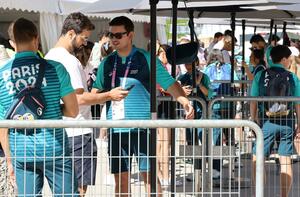 会場入り口で客のチケットを確認するボランティア=8月5日、パリ郊外のラデファンス・アリーナ