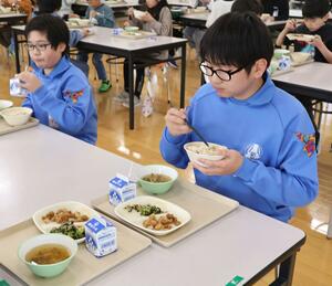 市内の地域で取れた食材を使った給食を楽しむ新道小の児童=柏崎市新道
