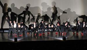 個性豊かな振り付けや衣装で踊る学生ら=2月4日、新潟市中央区