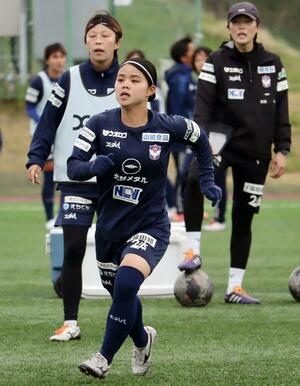 大宮戦に向け、調整するＦＷ山本結菜（中央）＝聖籠町