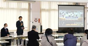 中学校統合について胎内市教育委員会が開いた説明会=胎内市黒川の黒川小学校