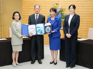 日本学術会議の光石衛会長(中央左)らと記念写真に納まる高市首相(同右)=12日午後、首相官邸