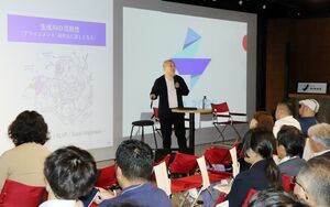 講演するエクサウィザーズの石山洸氏=10月16日、新潟市中央区