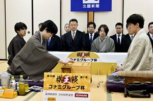 棋王戦5番勝負の第2局で伊藤匠七段(右)と対局する藤井聡太棋王=2月24日午前、金沢市の北國新聞会館