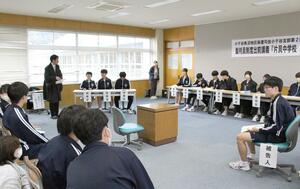 模擬裁判を体験する生徒たち=小千谷市片貝町