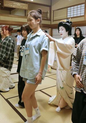 古町芸妓から日本舞踊の所作を学ぶ日韓の学生ら=9月15日、新潟市中央区一番堀通町