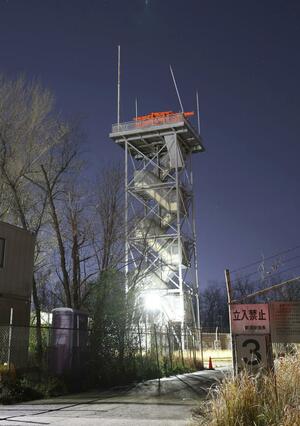 新潟空港の管制用レーダー。通常は垂直に立つアンテナが大きく傾いている=13日、新潟市東区