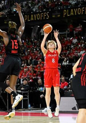 　トヨタ自動車―デンソー　第４クオーター、シュートを決めるデンソー・高田＝京王アリーナＴＯＫＹＯ