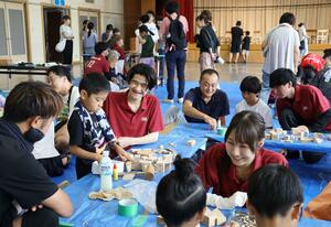 芝浦工業大の学生が開いた子ども向けの木工教室=佐渡市相川栄町