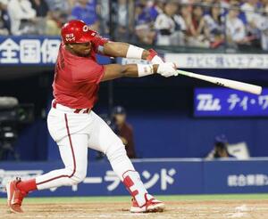 9回広島1死一塁、モンテロが左越えに決勝の2ランを放つ=横浜